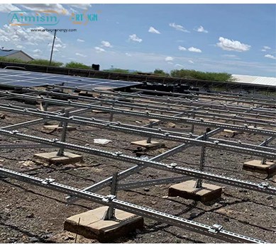 Sistema de montaje solar de acero en el suelo.