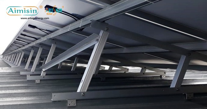 Sistema de montaje en techo de panel solar con costura alzada con clip N
