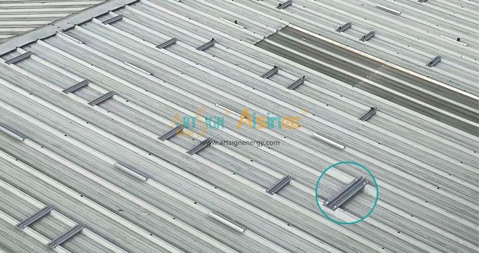 Mini riel de fácil instalación para montaje de paneles solares en techos