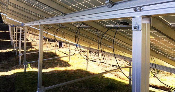 Sistema de montaje solar ArtSign instalado en una zona montañosa de Japón